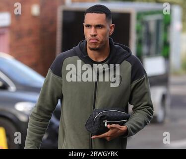 Jon Russell #3 von Barnsley kommt während des Sky Bet League 1 Matches Barnsley vs Portsmouth in Oakwell, Barnsley, Großbritannien, 19. September 2023 (Foto: Alfie Cosgrove/News Images) Stockfoto