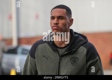 Jon Russell #3 von Barnsley kommt während des Sky Bet League 1 Matches Barnsley vs Portsmouth in Oakwell, Barnsley, Großbritannien, 19. September 2023 (Foto: Alfie Cosgrove/News Images) Stockfoto