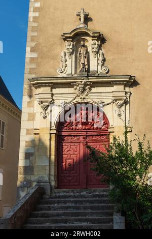 Angers, Frankreich, 2023. Die plastische rote Tür der Kapelle des aus dem 17. Jahrhundert stammenden Ursulinenklosters (couvent des Ursules) in der Altstadt (vertikal) Stockfoto