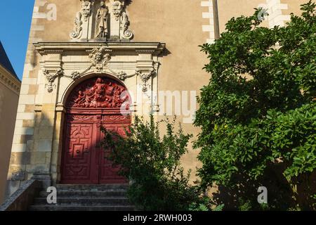 Angers, Frankreich, 2023. Die plastische rote Tür der Kapelle des Klosters der Ursuline aus dem 17. Jahrhundert (couvent des Ursules) in der Altstadt Stockfoto