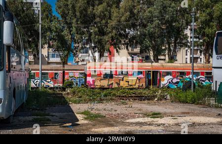 Durres, ALBANIEN 3. September 2022: Der alte Zug parkte in Durres Stockfoto