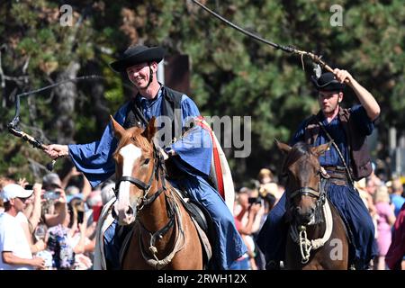 Badacsony, Plattensee, Ungarn - 10. September 2023 - Weinernte-Festival-Parade, zwei traditionelle ungarische Csikós-Reiter mit Peitschen Stockfoto