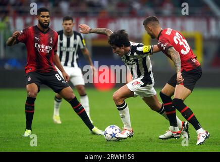 Sandro TONALi (Mitte) von Newcastle United geht beim Spiel der UEFA Champions League Gruppe F im San Siro, Mailand, an AC Mailands Rade Krunic (rechts) vorbei. Bilddatum: Dienstag, 19. September 2023. Stockfoto