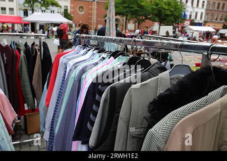 Flohmarkt im Freien mit Ständen mit gebrauchter Kleidung auf dem Hauptplatz der Stadt Stockfoto