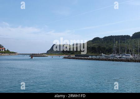 Zumaia, Gipuzkoa, Spanien - 14. August 2023: Der Fischerhafen Getaria an einem sonnigen Sommertag Stockfoto