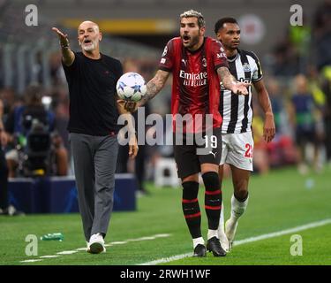 Theo Hernandez vom AC Mailand spricht einen Offiziellen während des Spiels der UEFA Champions League Gruppe F im San Siro in Mailand an. Bilddatum: Dienstag, 19. September 2023. Stockfoto