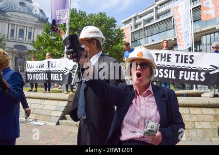 London, Großbritannien. September 2023. Demonstranten, die als Führungskräfte von Shell und Equinor verkleidet sind, halten in Westminster Champagnergläser mit gefälschtem Öl, während die Extinction Rebellion einen Protest gegen neue fossile Brennstoffe inszeniert. Stockfoto