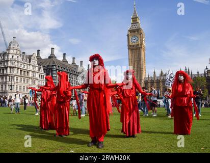 London, Großbritannien. September 2023. Rote Rebellen treten in der Extinction-Rebellion-Aktivisten auf dem Parlamentsplatz auf und protestieren gegen neue fossile Brennstoffe. Stockfoto