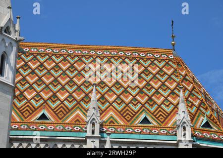 Detail der bunten Dachziegel der Matthiaskirche in Budapes in Ungarn Stockfoto