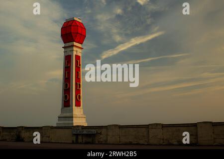 Der Turm am geschlossenen lido in Margate, Kent bei Sonnenaufgang. Enthält Platz zum Kopieren Stockfoto