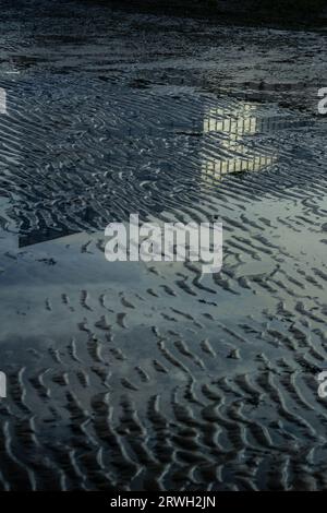 Eine Reflexion der Turner Contemporary Gallery, Margate im Hafen mit der Flut. Stockfoto