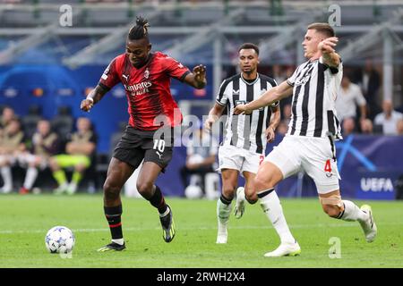 Mailand, Italien. September 2023. Milano, Italien - 18. september 2023 - A.C. Milan vs Newcastle United fc Champions League - rafael leao a.c. mailand und sven Botman newcastle Credit: Kines Milano/Alamy Live News Stockfoto