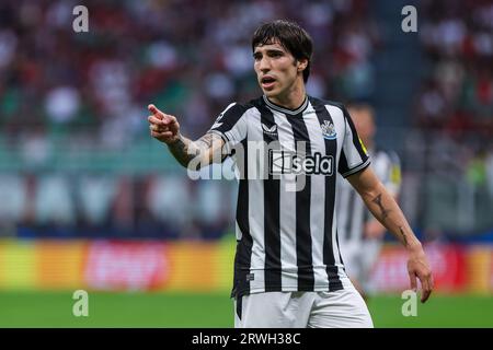 Mailand, Italien. September 2023. Sandro TONALi vom Newcastle United FC macht Gesten während der Gruppenphase der UEFA Champions League 2023/24 - Fußballspiel der Gruppe F zwischen dem AC Mailand und dem Newcastle United FC im San Siro Stadion, Mailand, Italien am 19. September 2023 Credit: Independent Photo Agency/Alamy Live News Stockfoto