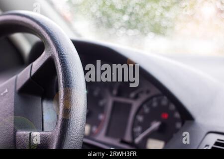 Das Lenkrad und das Armaturenbrett des Fahrzeugs Nahaufnahme Stockfoto