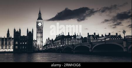 Big Ben, Westminster-Palast aka Houses of Parliament und Westminster Bridge in der Dämmerung, London, Vereinigtes Königreich. Stockfoto