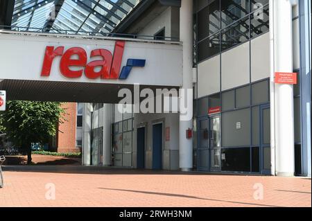 Köln, Deutschland. September 2023. Altes Logo des Lebensmitteleinzelhändlers REAL in einer Selbstbedienungsbranche. Quelle: Horst Galuschka/dpa/Alamy Live News Stockfoto