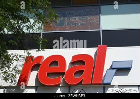 Köln, Deutschland. September 2023. Altes Logo des Lebensmitteleinzelhändlers REAL in einer Selbstbedienungsbranche. Quelle: Horst Galuschka/dpa/Alamy Live News Stockfoto