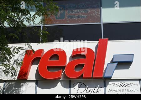 Köln, Deutschland. September 2023. Altes Logo des Lebensmitteleinzelhändlers REAL in einer Selbstbedienungsbranche. Quelle: Horst Galuschka/dpa/Alamy Live News Stockfoto