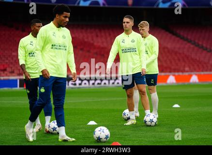 PSV Eindhovens Joey Veerman (zweite rechts) und Teamkollegen während eines Trainings im Emirates Stadium in London. Bilddatum: Dienstag, 19. September 2023. Stockfoto