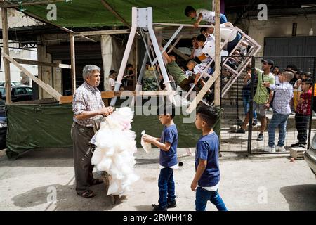 Kinderschaukel und Zuckerwatte in der Altstadt von Tripolis, Libanon Stockfoto