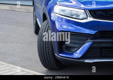 Vorderrad und Scheinwerfer des Fahrzeugs Nahaufnahme Stockfoto