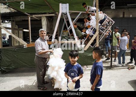 Kinderschaukel und Zuckerwatte in der Altstadt von Tripolis, Libanon Stockfoto