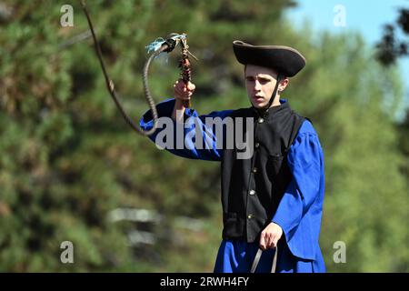 Badacsony, Balaton-See, Ungarn - 10. September 2023 - Straßenparade des Weinerntefestes, ungarischer Csikós-Reiter in blauem Hortobagy-Kostüm Stockfoto