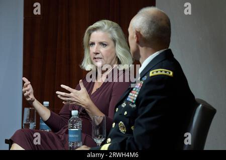 19. September 2023, Washington, Distric of Columbia, USA: Die Sekretärin der US-Armee CHRISTINE WORMUTH spricht zusammen mit dem stellvertretenden Stabschef des Armeegenerals RANDY GEORGE über den strategischen Landmachtdialog während eines Gesprächs am 19. September 2023 im CSIS/Think Tank in Washington DC, USA. (Bild: © Lenin Nolly/ZUMA Press Wire) NUR REDAKTIONELLE VERWENDUNG! Nicht für kommerzielle ZWECKE! Stockfoto