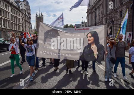 London, Großbritannien. September 2023. Demonstranten marschieren in Whitehall. Die britischen Iraner führten in London mehrere Proteste gegen das iranische Regime aus, um den Jahrestag des Todes von Mahsa Amini sowie die Proteste und das Vorgehen der Regierung im Iran zu begehen. Stockfoto