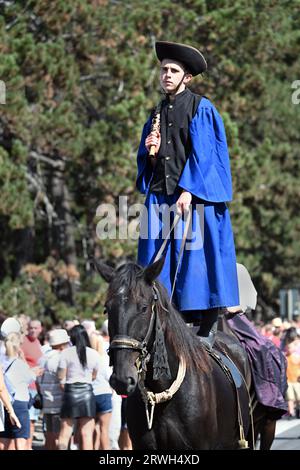 Badacsony, Balaton-See, Ungarn - 10. September 2023 - Straßenparade des Weinerntefestes, ungarischer Csikós-Reiter in blauem Hortobagy-Kostüm Stockfoto