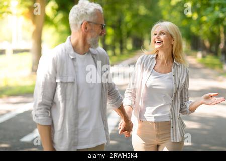 Liebevolles Reifes Paar, Das Spaß Hat, Während Es Gemeinsam Im Park Spaziert Stockfoto