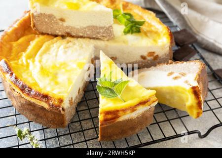 Hüttenkäseauflauf mit Rosinen und Schokolade auf grauem Steinhintergrund. Ricotta-Käsekuchen oder Auflauf. Stockfoto