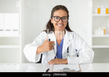 Porträt einer glücklichen schönen kaukasischen Reifen Ärztin Stockfoto