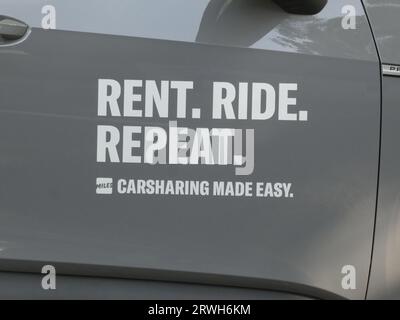 Köln, Deutschland. September 2023. Detailansicht eines Pkw der Firma Miles. Dieses Fahrzeug kann über die FreeNow App gebucht werden. Quelle: Horst Galuschka/dpa/Alamy Live News Stockfoto