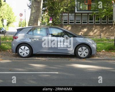 Köln, Deutschland. September 2023. Ein Carsharing-Pkw der Miles Company. Dieses Fahrzeug kann über die FreeNow App gebucht werden. Quelle: Horst Galuschka/dpa/Alamy Live News Stockfoto