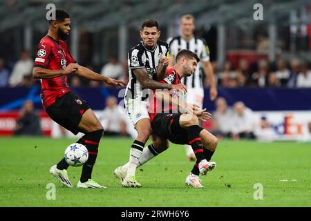 MAILAND, ITALIEN - 19. September 2023: Bruno Guimaraes von Newcastle United trifft auf Christian Pulisic vom AC Mailand während des Spiels der UEFA Champions League Gruppe F zwischen AC Mailand und Newcastle United im San Siro Stadion (Credit: Craig Mercer/Alamy Live News) Stockfoto