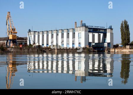 Ruse, Bulgarien - 29. September 2014: Reparatur des Trockendocks der Rousse Shipyard Company an der Donauküste Stockfoto