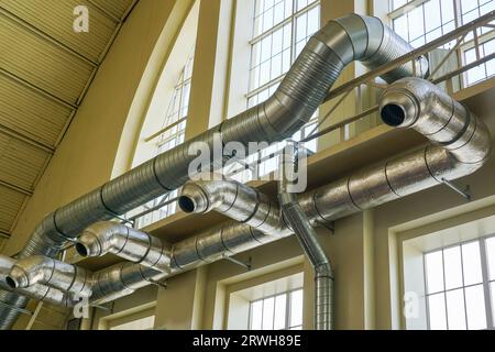 Thermisch isolierte Lüftungs- und Heizungselemente in einer großen Halle, industrielle Lüftung, Klimaanlage und Heizung Stockfoto