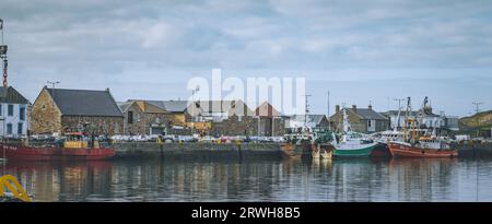 Fischerboote, die bei Sonnenuntergang im Hafen von Howth vor Anker liegen, Blick aus nächster Nähe auf den Hafen von Howth, Irland Stockfoto