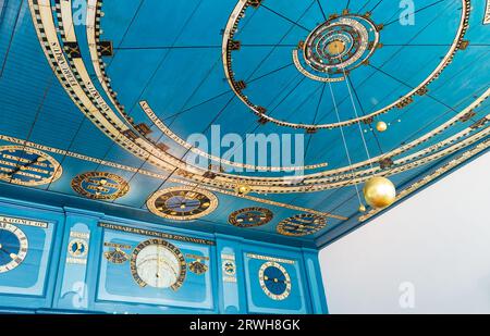 Franeker, Niederlande - 10. Juni 2017: Das Innere des Planetariums Eise Eisinga in Franeker, Friesland, Niederlande. Ältestes Planetarium der Welt und UNESCO-Weltkulturerbe. Stockfoto