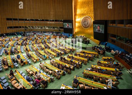 New York, USA. September 2023. Wolodymyr Selenskyj, Präsident der Ukraine, spricht bei der Generaldebatte der UN-Generalversammlung. Mehr als 140 Staats- und Regierungschefs stehen auf der Rednerliste. Dies ist das erste Mal, dass Selenskyj seit Beginn des Krieges gegen sein Land im Hauptquartier der Vereinten Nationen gesprochen hat. Quelle: Michael Kappeler/dpa/Alamy Live News Stockfoto