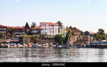 Nessebar, Bulgarien - 21. Juli 2014: Küstenlandschaft des Kurortes mit kleinen Fischerbooten und alten Häusern an der Küste Stockfoto