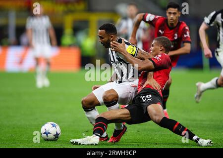 MAILAND, ITALIEN - 19. September 2023: Callum Wilson von Newcastle United hält die Herausforderung von Malick Thiaw vom AC Mailand während des Spiels der UEFA Champions League Gruppe F zwischen AC Mailand und Newcastle United im San Siro Stadion aus (Credit: Craig Mercer/Alamy Live News) Stockfoto