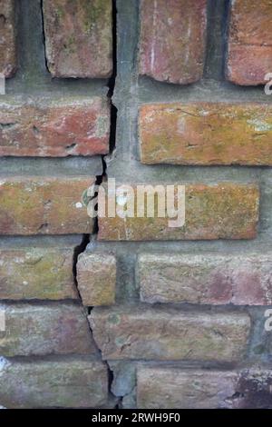 Risse in einer freiliegenden Ziegelwand Stockfoto