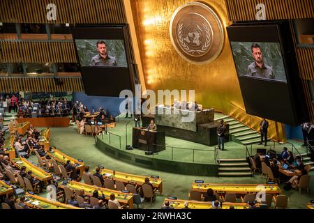 New York, USA. September 2023. Wolodymyr Selenskyj, Präsident der Ukraine, spricht bei der Generaldebatte der UN-Generalversammlung. Mehr als 140 Staats- und Regierungschefs stehen auf der Rednerliste. Dies ist das erste Mal, dass Selenskyj seit Beginn des Krieges gegen sein Land im Hauptquartier der Vereinten Nationen gesprochen hat. Quelle: Michael Kappeler/dpa/Alamy Live News Stockfoto