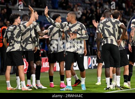 Paris, Frankreich. September 2023. Fußball, Champions League, Paris Saint-Germain - Borussia Dortmund, Gruppenphase, Gruppe F, Spieltag 1, Parc des Princes, Paris Saint-Germain's Kylian Mbappe (M) und seine Teamkollegen wärmen auf. Quelle: Federico Gambarini/dpa/Alamy Live News Stockfoto