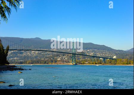 Entdecken Sie die Lion's Gate Bridge, die die atemberaubenden Wasserstraßen des Pazifischen Ozeans in Vancouver, British Columbia, überspannt. Stockfoto