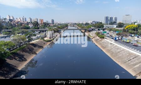 Sao Paulo, Sao Paulo, Brasilien. September 2023. Sao Paulo Brasilien 19. September 2023 der Tiete River ist einer der wichtigsten Flüsse im Bundesstaat Sao Paulo, Brasilien, ist aber auch bekannt als einer der am stärksten verschmutzten Flüsse des Landes. Die Verschmutzung des Flusses Tiete ist ein seit langem bestehendes Umweltproblem und hat mehrere Ursachen, darunter: Abwasserdeponien: Eine der Hauptverschmutzungsquellen im Fluss TietÃª ist die Deponierung von Haushalts- und Industrieabwässern ohne angemessene Behandlung. Viele Städte entlang des Flusses verfügen nicht über angemessene Abwasserbehandlungssysteme, was zu Rohwasser führt Stockfoto