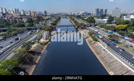 Sao Paulo, Sao Paulo, Brasilien. September 2023. Sao Paulo Brasilien 19. September 2023 der Tiete River ist einer der wichtigsten Flüsse im Bundesstaat Sao Paulo, Brasilien, ist aber auch bekannt als einer der am stärksten verschmutzten Flüsse des Landes. Die Verschmutzung des Flusses Tiete ist ein seit langem bestehendes Umweltproblem und hat mehrere Ursachen, darunter: Abwasserdeponien: Eine der Hauptverschmutzungsquellen im Fluss TietÃª ist die Deponierung von Haushalts- und Industrieabwässern ohne angemessene Behandlung. Viele Städte entlang des Flusses verfügen nicht über angemessene Abwasserbehandlungssysteme, was zu Rohwasser führt Stockfoto