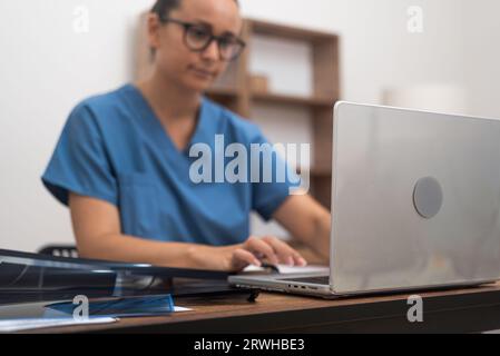Lady junge Ärztin in Brille kommuniziert mit dem Patienten online über die Behandlung der Krankheit Stockfoto
